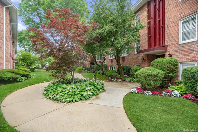61 Maine Avenue F15, Rockville Centre, NY 11570