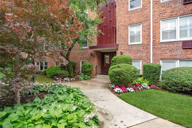 61 Maine Avenue F15, Rockville Centre, NY 11570