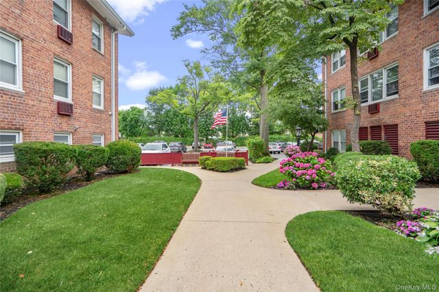 61 Maine Avenue F15, Rockville Centre, NY 11570