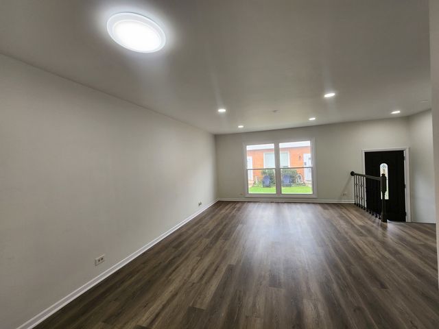 8813 N Grand Street, Niles, IL 60714