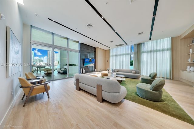 90 SW 3rd St PH-10, Miami, FL 33130