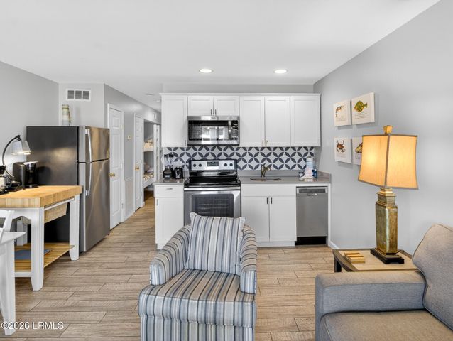 40 Folly Field Rd Apt B215, Hilton Head Island, SC 29928