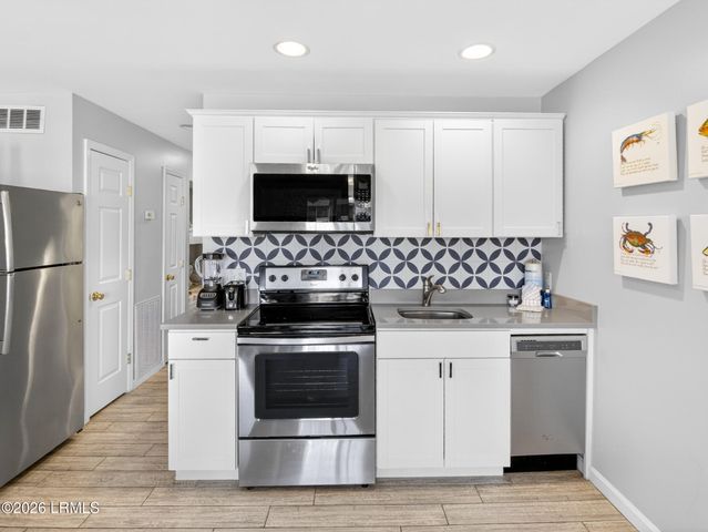 40 Folly Field Rd Apt B215, Hilton Head Island, SC 29928