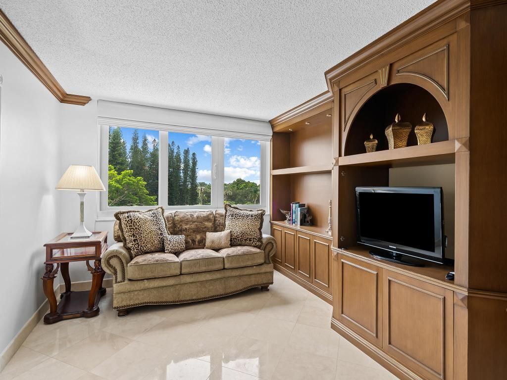 Image 13 of property listing at 901 E Camino Real Drive 4d, Boca Raton, FL 33432