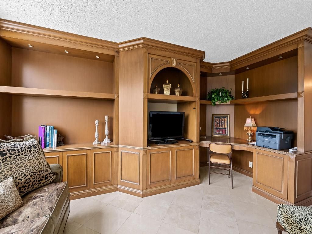 Image 14 of property listing at 901 E Camino Real Drive 4d, Boca Raton, FL 33432