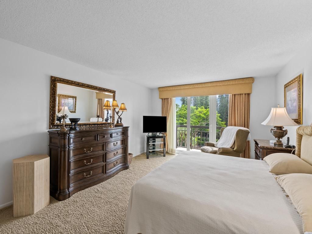 Image 17 of property listing at 901 E Camino Real Drive 4d, Boca Raton, FL 33432