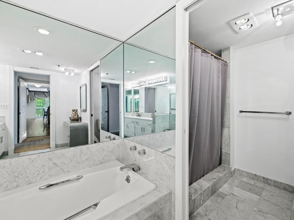 Image 18 of property listing at 901 E Camino Real Drive 4d, Boca Raton, FL 33432