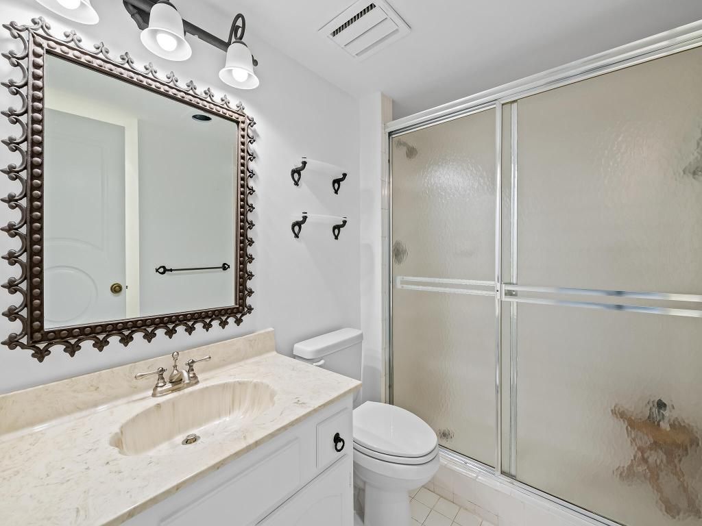 Image 22 of property listing at 901 E Camino Real Drive 4d, Boca Raton, FL 33432