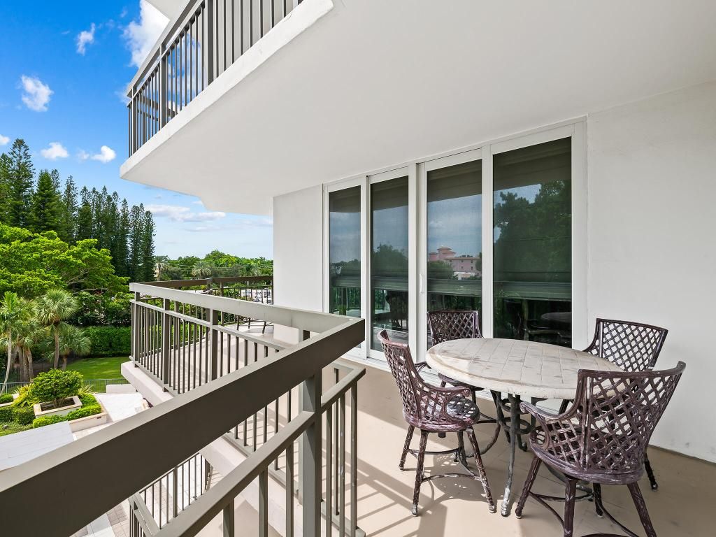 Image 26 of property listing at 901 E Camino Real Drive 4d, Boca Raton, FL 33432