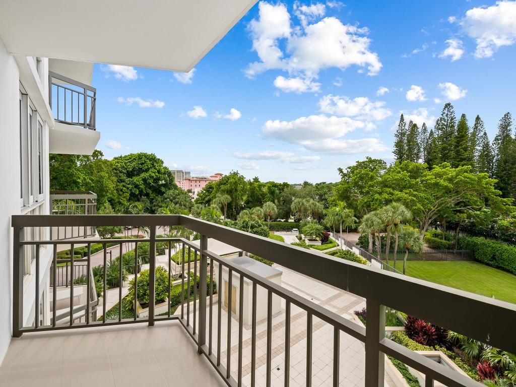 Image 27 of property listing at 901 E Camino Real Drive 4d, Boca Raton, FL 33432