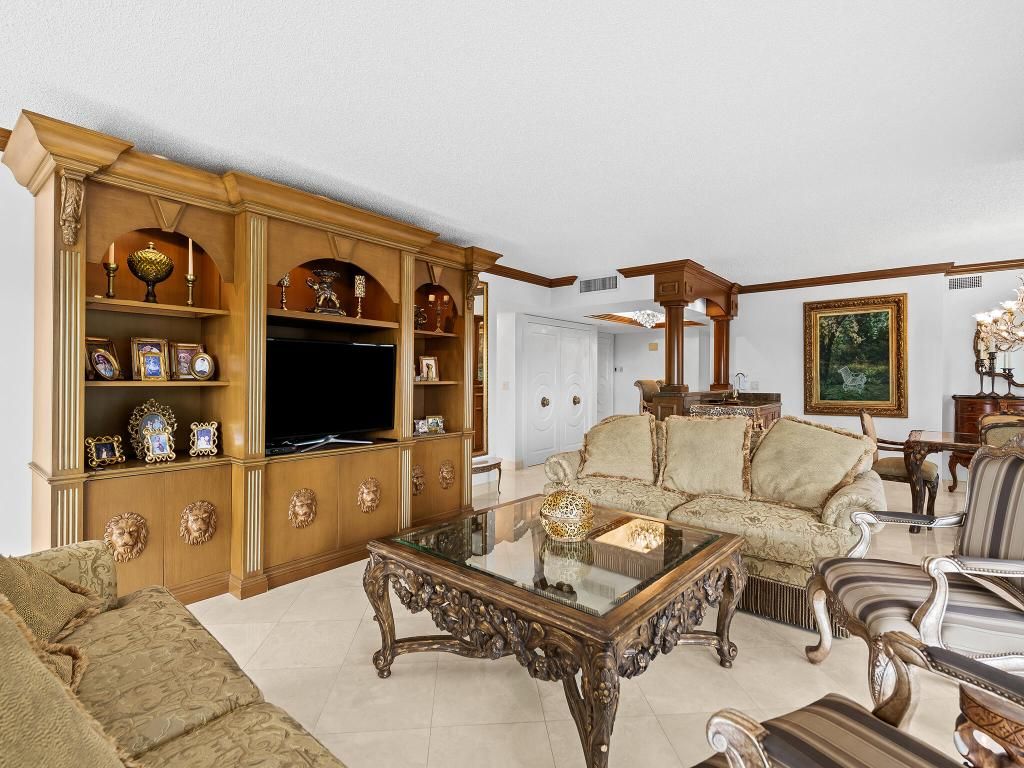 Image 7 of property listing at 901 E Camino Real Drive 4d, Boca Raton, FL 33432