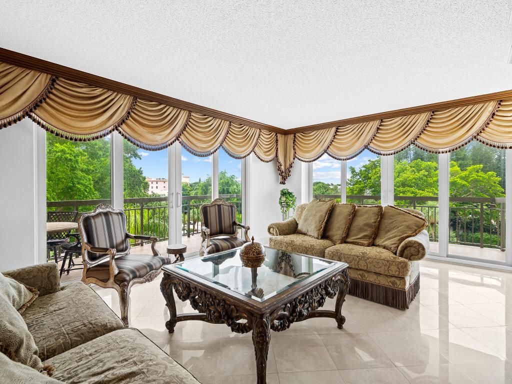 Image 8 of property listing at 901 E Camino Real Drive 4d, Boca Raton, FL 33432