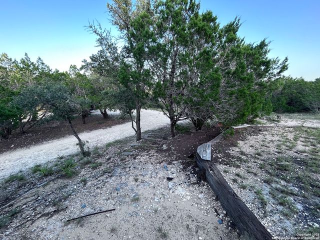 320 Frontier Ln, Bandera, TX 78003