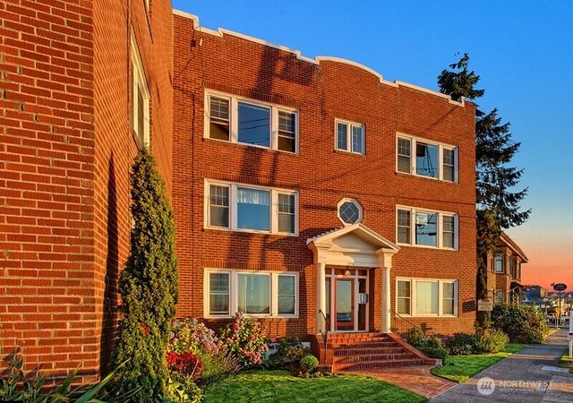 2452 Alki Avenue SW, Seattle, WA 98116