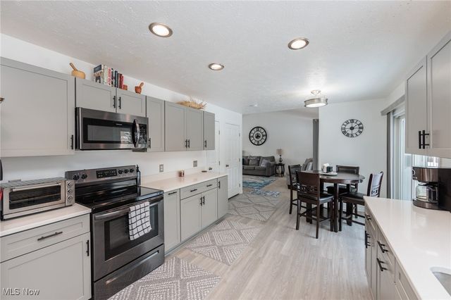 160 Stonepointe Drive, Berea, OH 44017