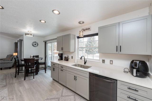 160 Stonepointe Drive, Berea, OH 44017