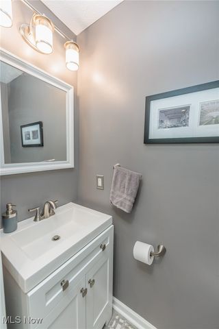 160 Stonepointe Drive, Berea, OH 44017