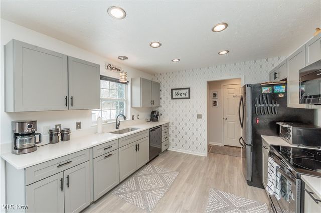 160 Stonepointe Drive, Berea, OH 44017