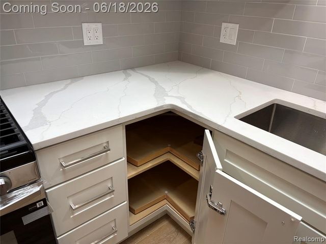 23658 Valley Starr, Novi, MI 48375