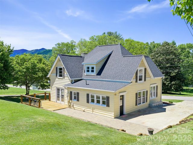 118 Robertson Street, Burnsville, NC 28714