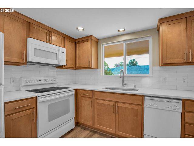 12388 Sw KING GEORGE Dr, Portland, OR 97224