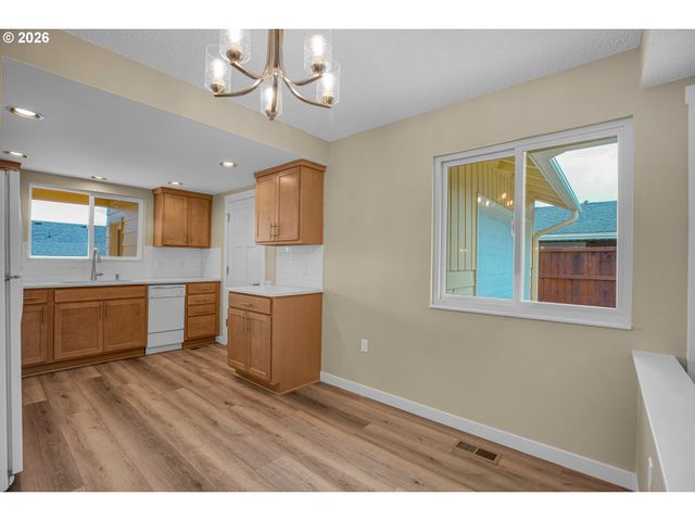 12388 Sw KING GEORGE Dr, Portland, OR 97224