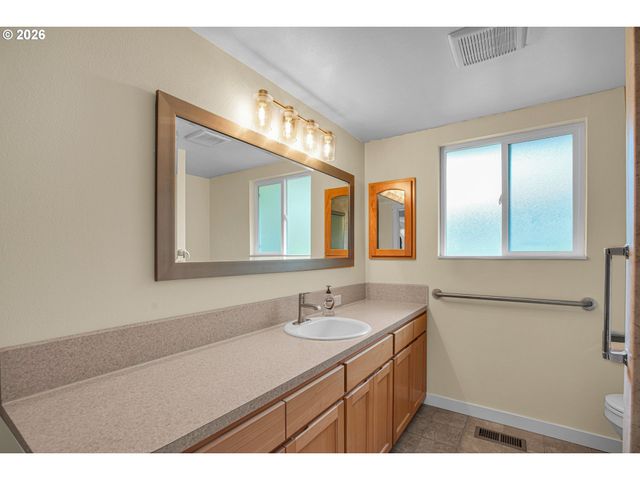 12388 Sw KING GEORGE Dr, Portland, OR 97224