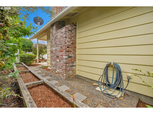 12388 Sw KING GEORGE Dr, Portland, OR 97224