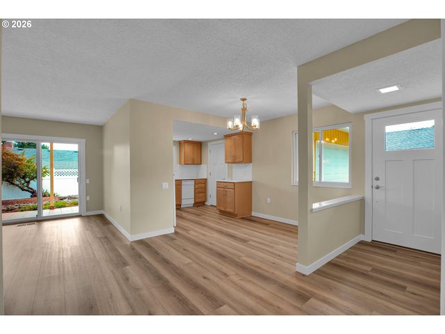 12388 Sw KING GEORGE Dr, Portland, OR 97224