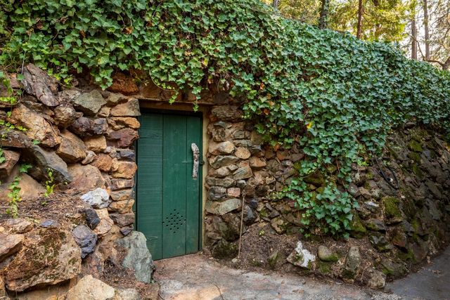 18925 Applegate Rd, Applegate, CA 95703