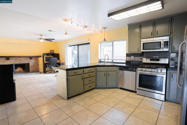 1993 Calaveras Dr, Bay Point, CA 94565