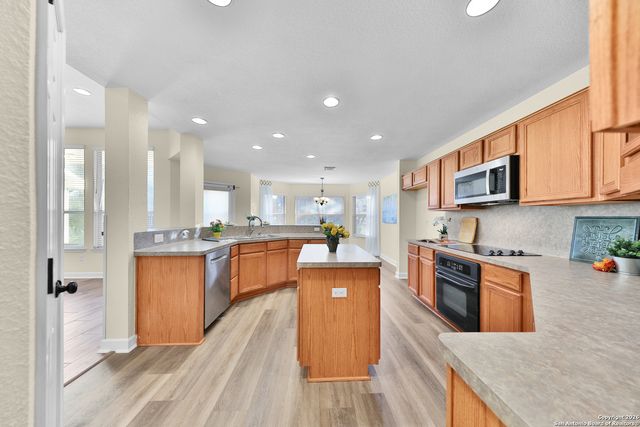 9618 Geronimo Path, San Antonio, TX 78254