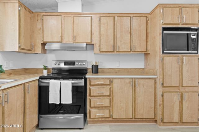 2913 E PIUTE Avenue, Phoenix, AZ 85050