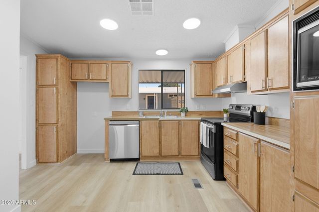 2913 E PIUTE Avenue, Phoenix, AZ 85050