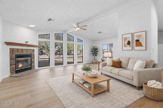 2913 E PIUTE Avenue, Phoenix, AZ 85050