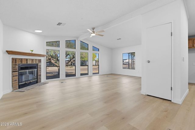 2913 E PIUTE Avenue, Phoenix, AZ 85050