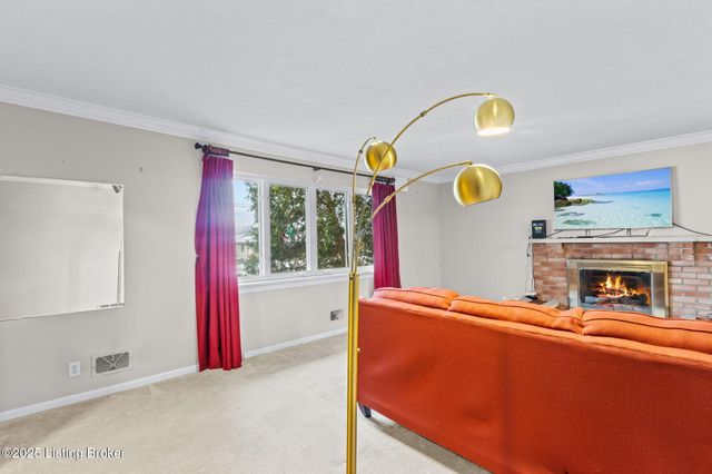 6017 Bay Pine Dr, Louisville, KY 40219