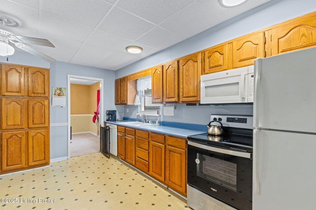 6017 Bay Pine Dr, Louisville, KY 40219