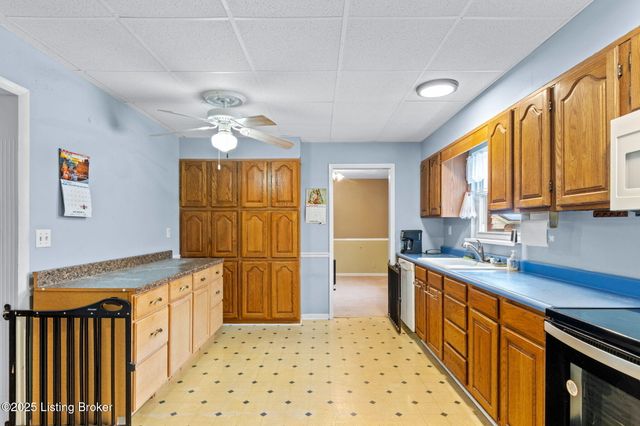 6017 Bay Pine Dr, Louisville, KY 40219