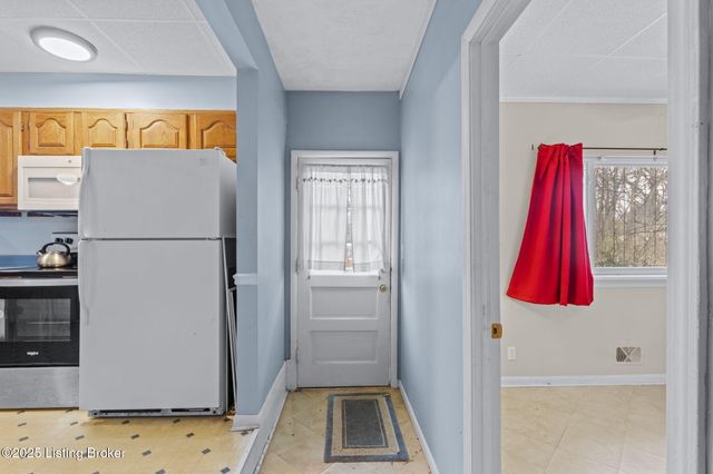 6017 Bay Pine Dr, Louisville, KY 40219