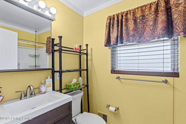 6017 Bay Pine Dr, Louisville, KY 40219