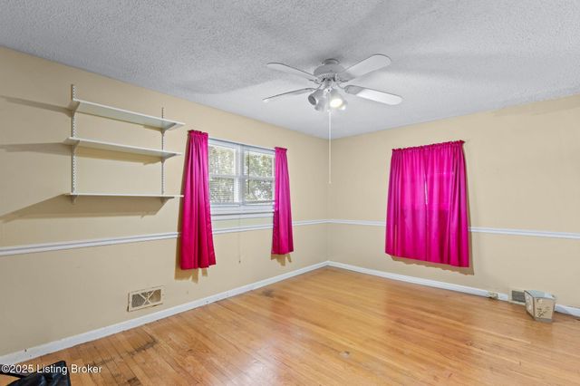 6017 Bay Pine Dr, Louisville, KY 40219