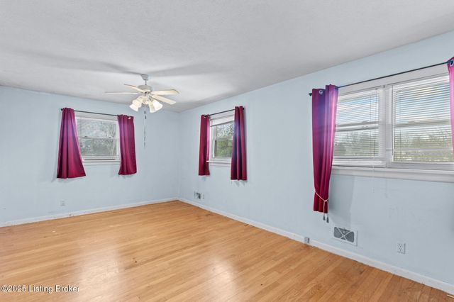 6017 Bay Pine Dr, Louisville, KY 40219