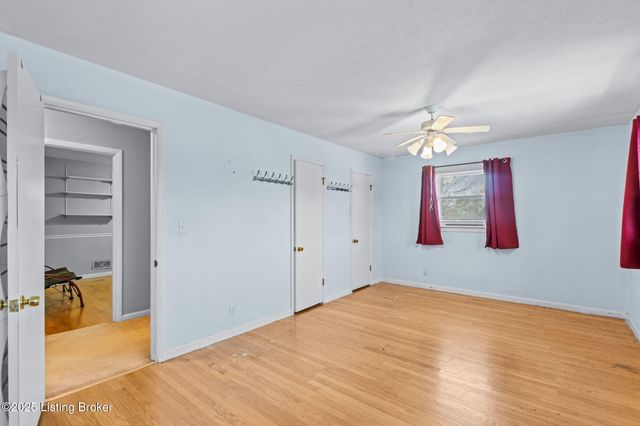 6017 Bay Pine Dr, Louisville, KY 40219