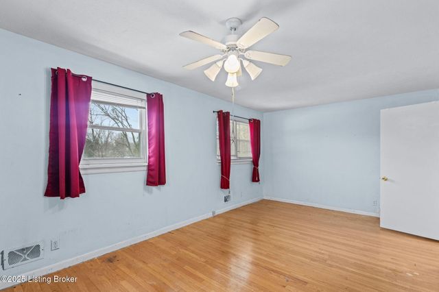 6017 Bay Pine Dr, Louisville, KY 40219