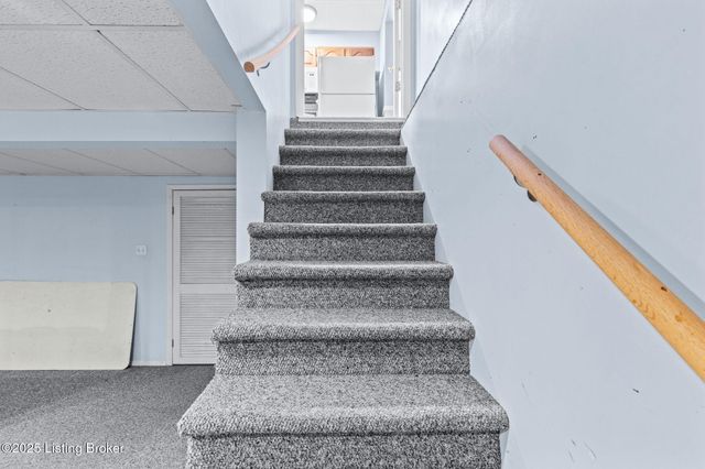 6017 Bay Pine Dr, Louisville, KY 40219