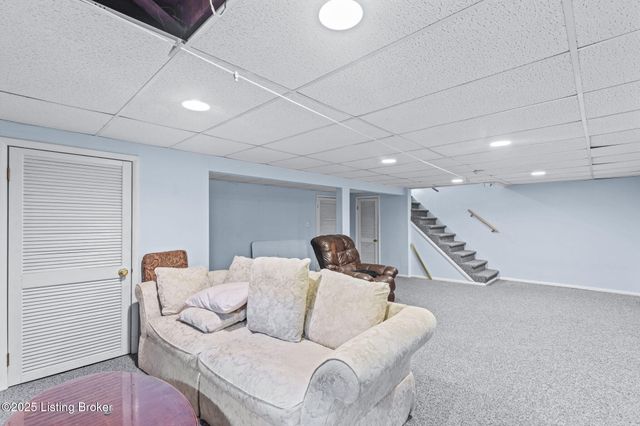 6017 Bay Pine Dr, Louisville, KY 40219