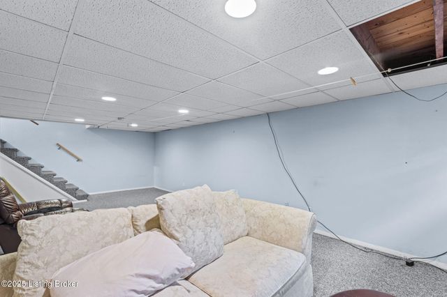 6017 Bay Pine Dr, Louisville, KY 40219