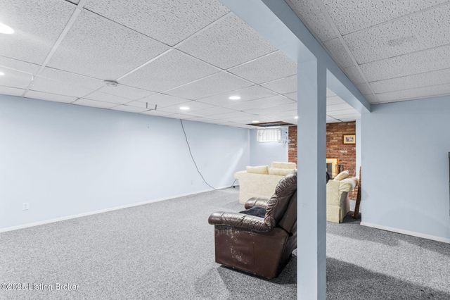 6017 Bay Pine Dr, Louisville, KY 40219