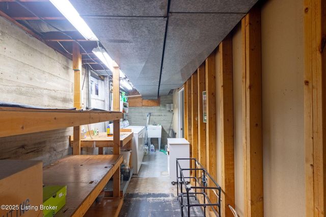 6017 Bay Pine Dr, Louisville, KY 40219